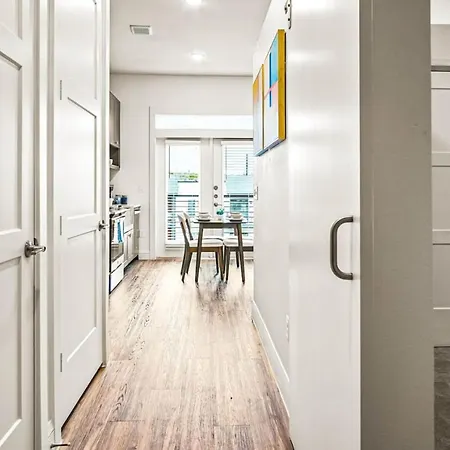 Luxurious New Unit 1Bd1Ba Pool, Golf Sim Apartment